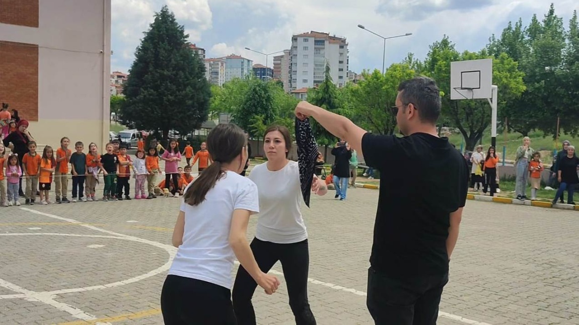 ÖĞRENCİ VELİLERİMİZ ARASINDA MENDİL KAPMACA YARIŞMASI DÜZENLENDİ